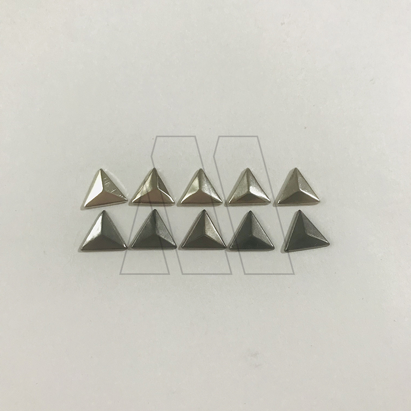 TACHA TERMOADHESIVA TRIANGULAR X 100UN